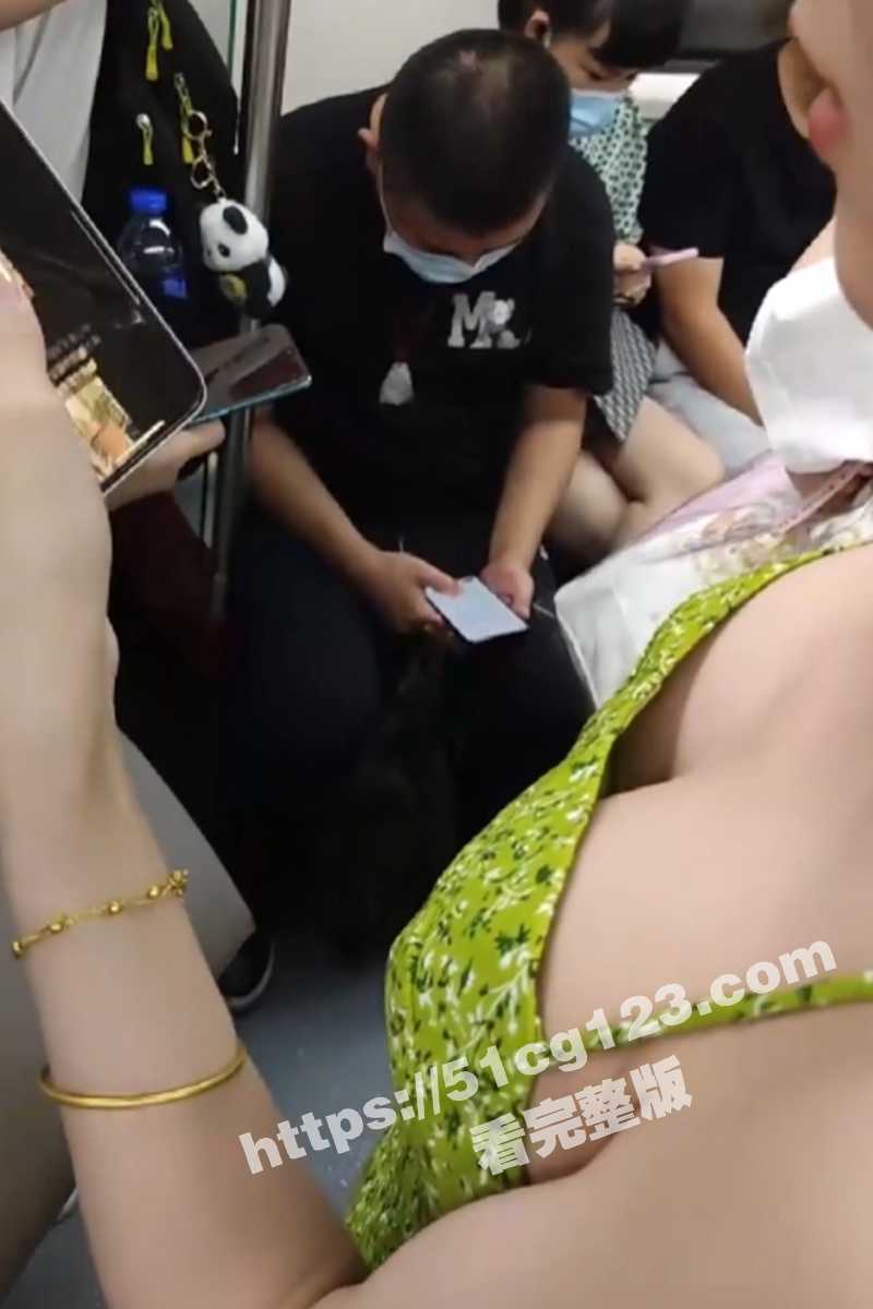 九月最新广东地铁近距俯视偷拍少女少妇们的大小奶子！偶遇超有气质极品美少妇不带胸罩声音太甜美！ - 51吃瓜网-51吃瓜网