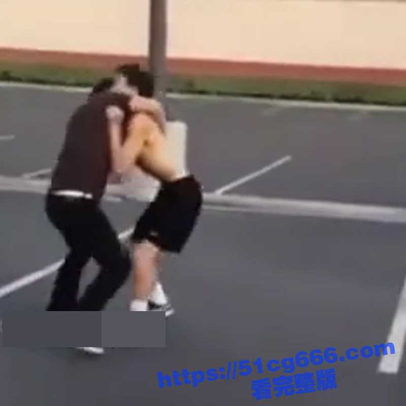 暴力街区！俩男子街头打架 手臂被硬生生的被折成三段 看着好痛啊-51吃瓜网