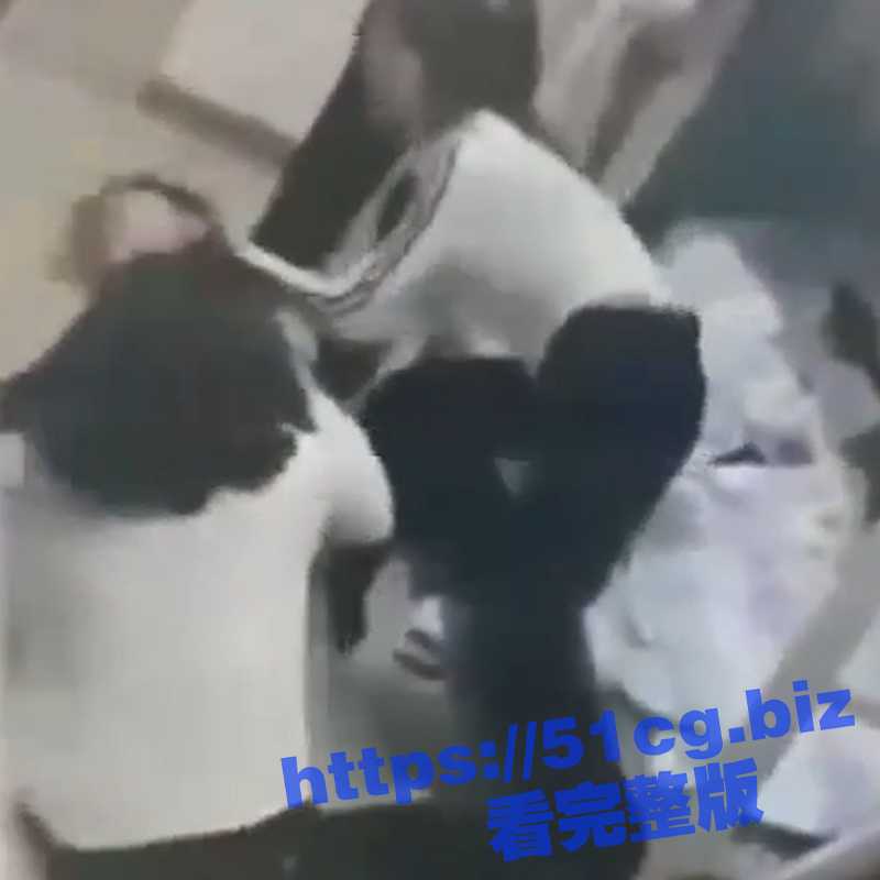 校园暴力！某学校宿舍女生暴力打架 两个女生被几个人围殴暴打 踢头扯发 边打边骂 凶狠程度爆表 - 51吃瓜网-51吃瓜网