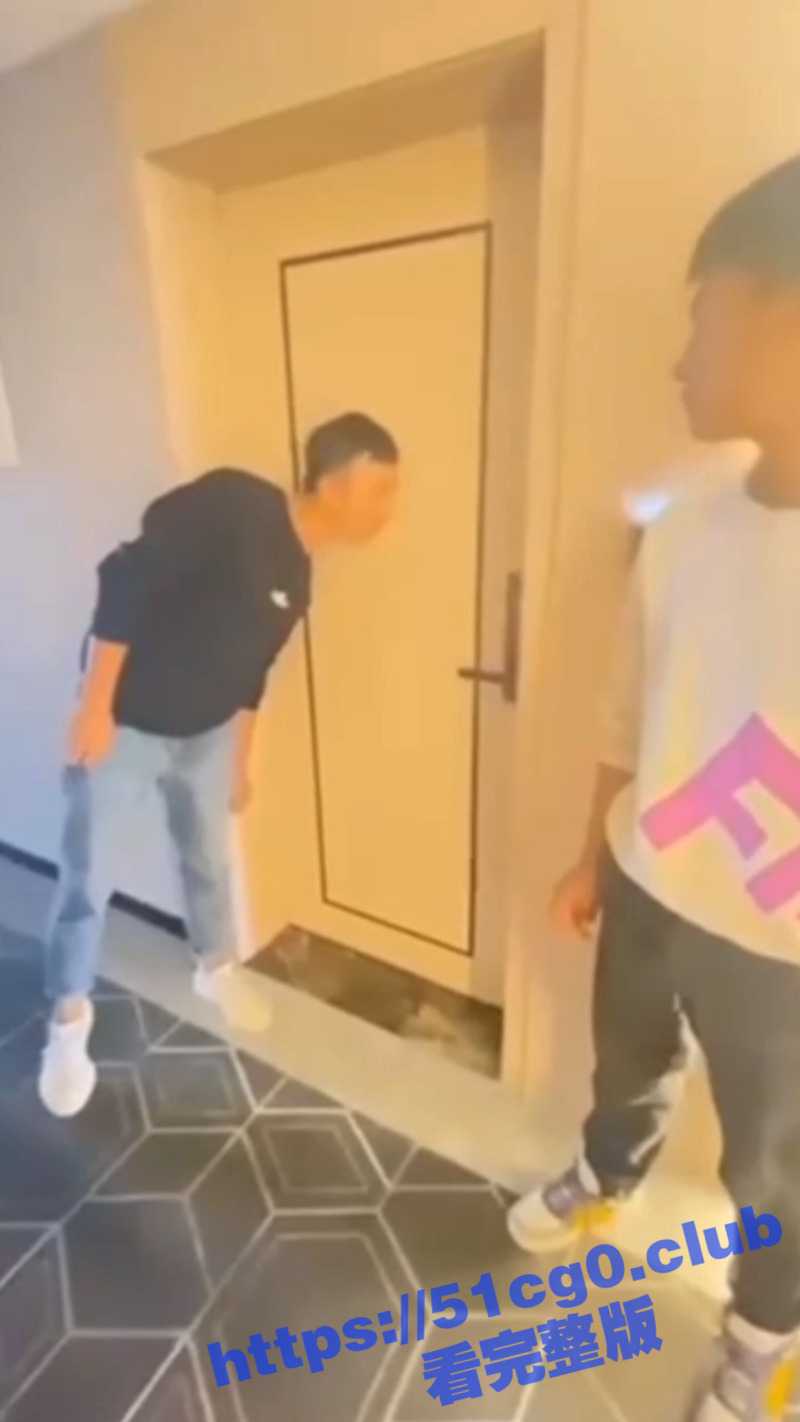 抓奸现场大曝光 隔壁老王与红杏家妻被绿帽老公堵宾馆 双双被教训 19分钟一镜到底 - 51吃瓜网-51吃瓜网