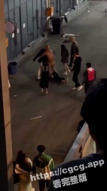 打架一时爽 打完跪叩头！四川科技职业技术学院 两男学生打架 用拳头暴击对方头部 直接将人打死！-51吃瓜网