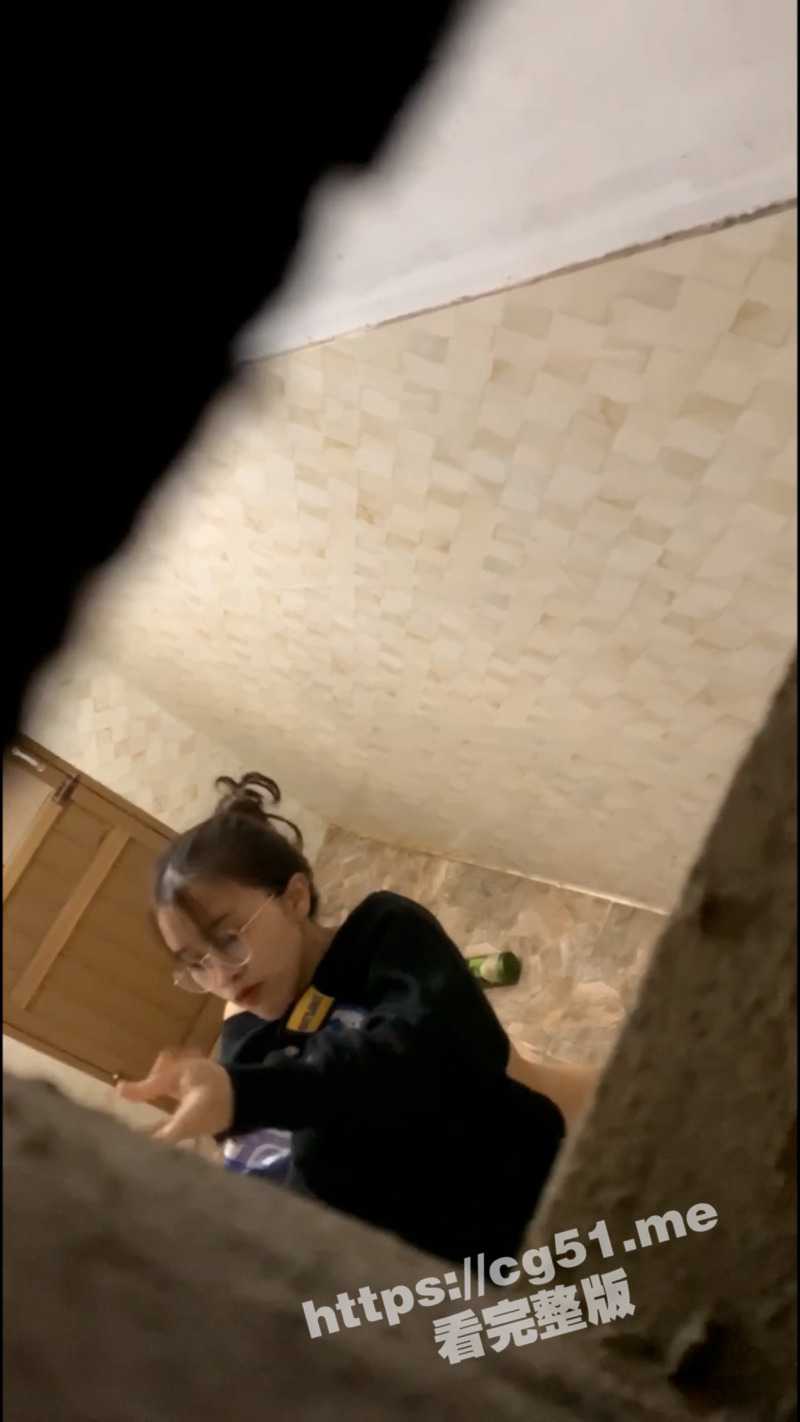 冒死爬墙偷拍 女生宿舍多位美丽的女大学生洗澡 现在哪里都不安全了！ - 51吃瓜网-51吃瓜网
