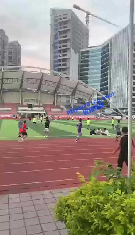 全校吃瓜！深圳职业技术学院！小情侣操场当众啪啪-51吃瓜网