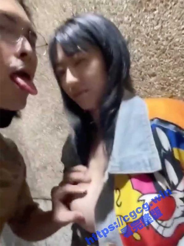 香港情侣玩露出！油麻地天后古庙前宽衣露乳大不敬 性上瘾去后巷做爱抽插 引起香港市民网络讨伐！-51吃瓜网
