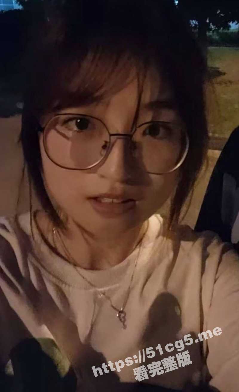 眼镜妹yyds！柳州职业技术学院学妹 韦闫妮 私生活混乱 多次跟学长出去开房3P 录像全程露脸超级反差！ - 51吃瓜网-51吃瓜网