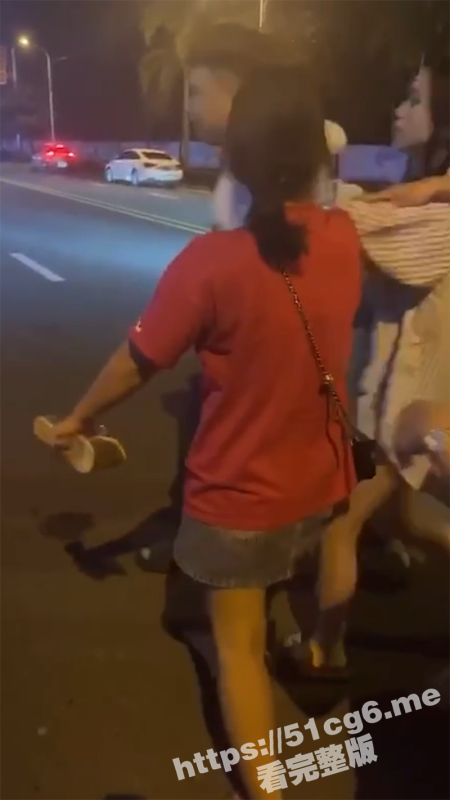 又一个小三被打了只剩下内裤 女人干架真精彩！-51吃瓜网