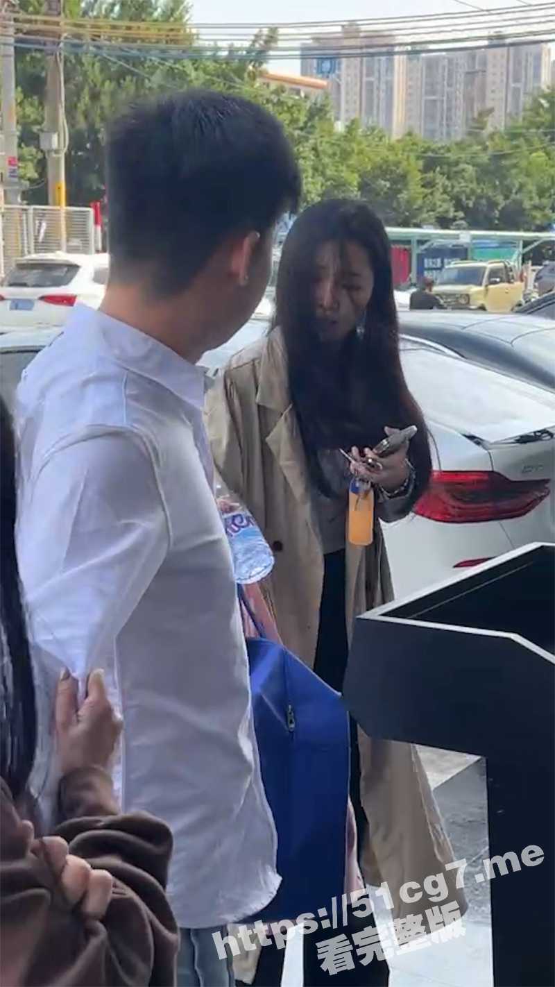 广东两女一男大闹街头 疑似男的脚踏两只船被发现了 女的上来就给男的一巴掌 太精彩了 - 51吃瓜网-51吃瓜网