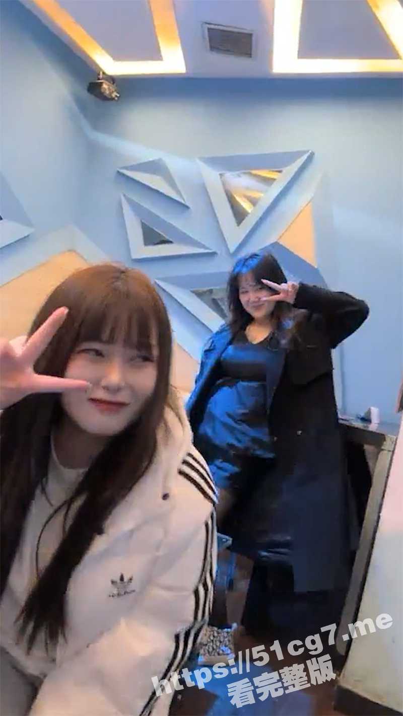 KTV包间乱交女大学生视频流出！玩的真花 吃鸡吞精啥都会 - 51吃瓜网-51吃瓜网