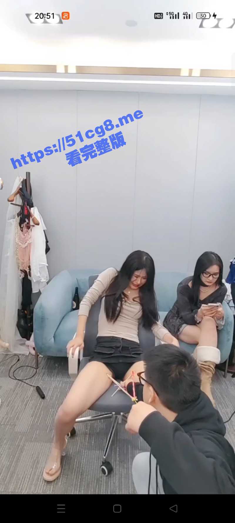 流量至上！抖音直播间整活 弹弓打逼 一场直播下来这逼算是废了 - 51吃瓜网-51吃瓜网