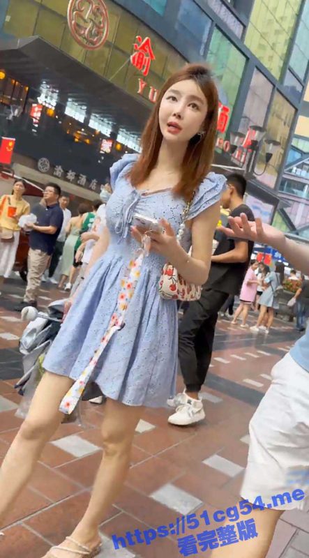 抄底大神街头冒死偷拍 极品颜值女神 和大哥逛街夹着骚内裤 穿性感包臀裙被大神偷拍 侧面都露毛了-51吃瓜网