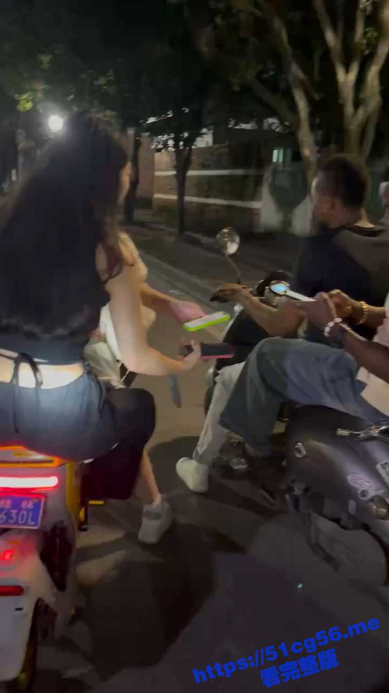 小仙女看见黑人 主要要求加微信交换联系方式 感觉要当场排卵撅起屁股求操了! - 51吃瓜网-51吃瓜网