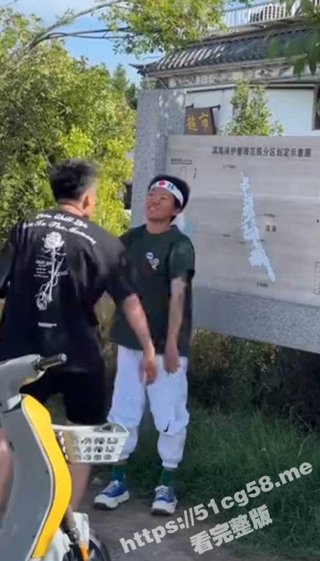 云南大理景区内 女孩头上绑着日本必胜头巾引发群众不满 随后遭到游客两次痛击-51吃瓜网