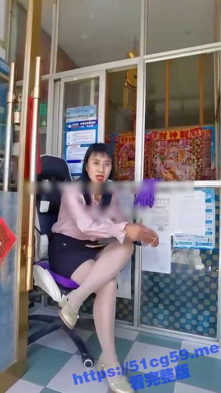 嫖娼偶遇老骚鸡 穿上丝袜腿还是不错的 但脸是真的很拉胯 最主要的是老哥还没操上 让老阿姨给拒绝了-51吃瓜网