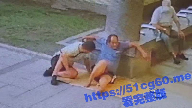 震撼我一年啊 现在的GAY连老头都不放过么 偶然拍到一哥们 在江边给老头口交 快给我看吐了-51吃瓜网