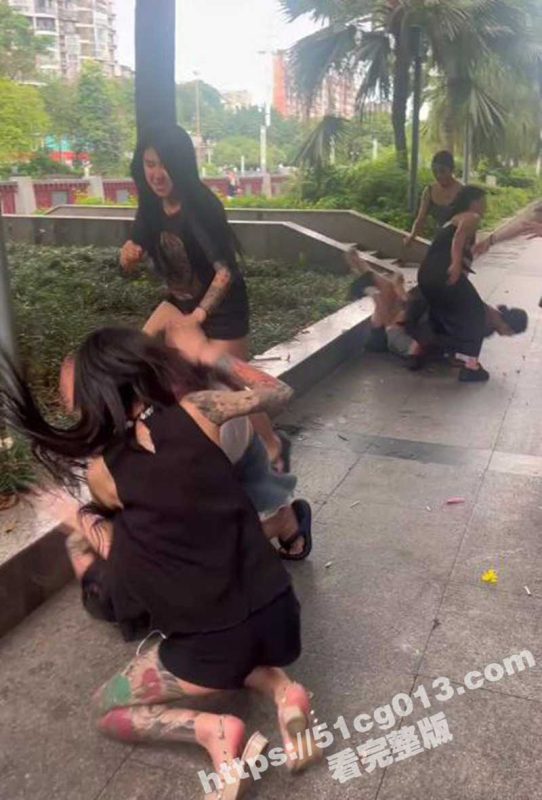 四川成都9个精神小妹街头打群架！花臂长腿猛踹 抄起高跟鞋敲头 穿裙子打架真不方便！-51吃瓜网