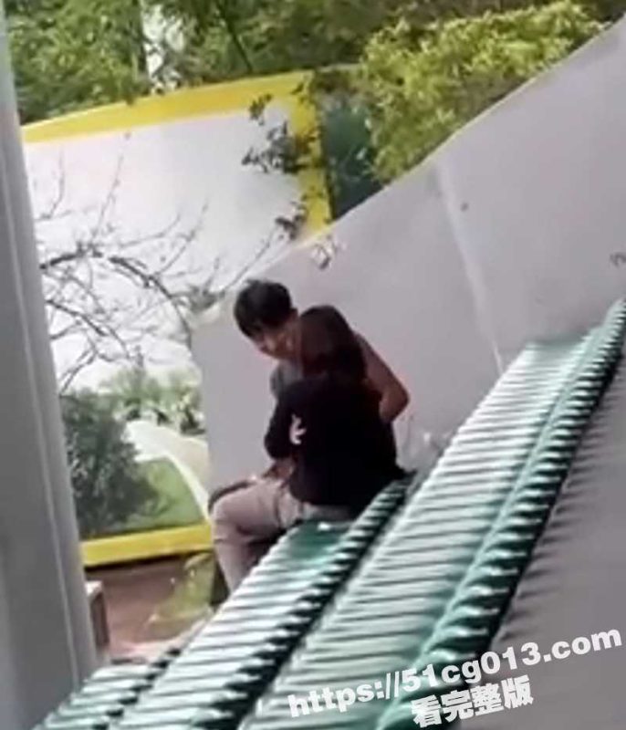 四川工商职业技术学院 小情侣饥渴难耐光天化日扣穴吃鸡 男的舌技不错 给妹妹舔的都软了！-51吃瓜网