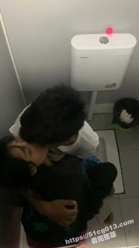 一对情侣藏在厕所调情打炮 被路人发现偷拍记录 不得不说这位仁兄舔功一流啊！-51吃瓜网
