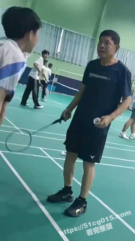 淮安羽毛球打人事件 老头抢场地还拿球拍砸人 被围后要报警贼喊捉贼！-51吃瓜网