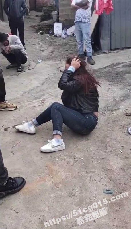 暴力的捉奸现场！奸夫淫妇被老公携众人暴力殴打 老公边打边骂 一记记飞踹把出轨的老婆打倒在地-51吃瓜网