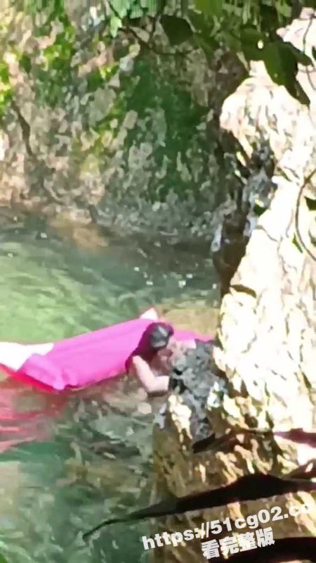 偷拍情侣野外打炮 这户外的水可不干净啊 不过这依山傍水啊 这么偷情别有一番滋味啊-51吃瓜网