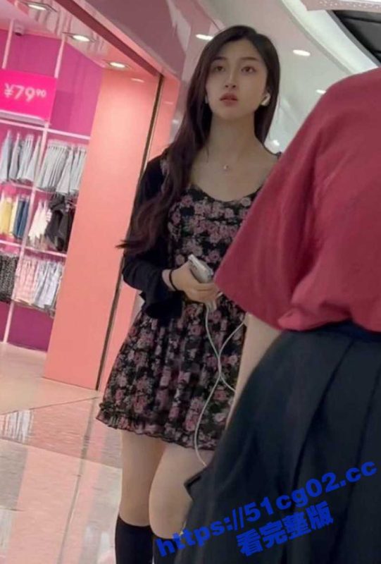 偷拍抄底长得像明星的小姐姐 极品高颜值娇小嫩妹穿着灰色内内 清纯气质甜美动人-51吃瓜网