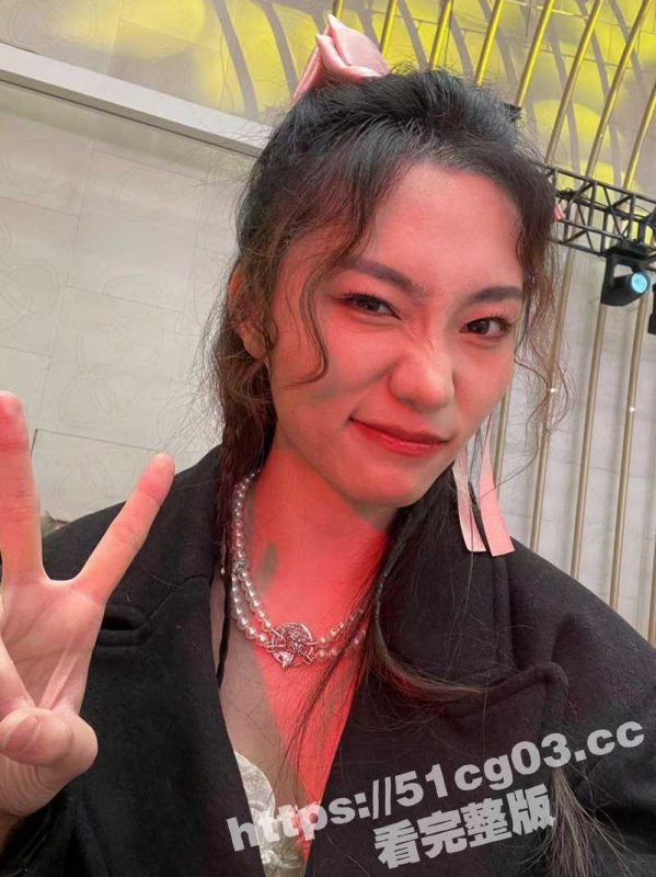 上海女大学生 丁茹越 白天和同学在一起是乖乖女 晚上回家当性奴小母狗 睡觉被塞进狗笼！-51吃瓜网