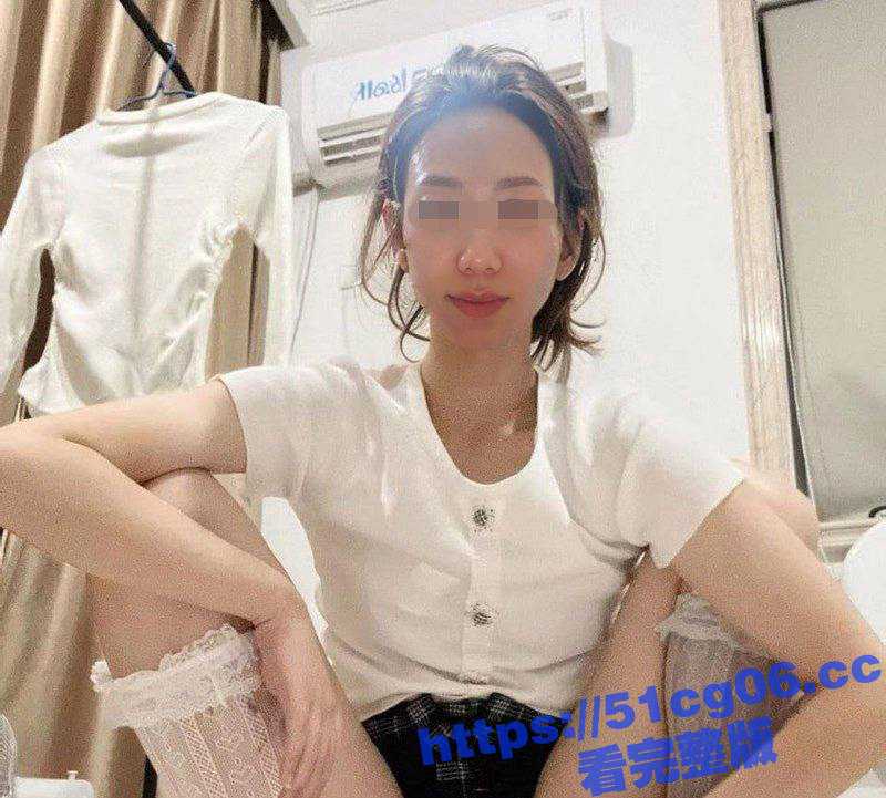西安航天九院少妇刘晶 年近40的性感骚妇 在老公出差期间 哄孩子睡着后 把炮友同事带回家 看着婚纱照啪啪-51吃瓜网
