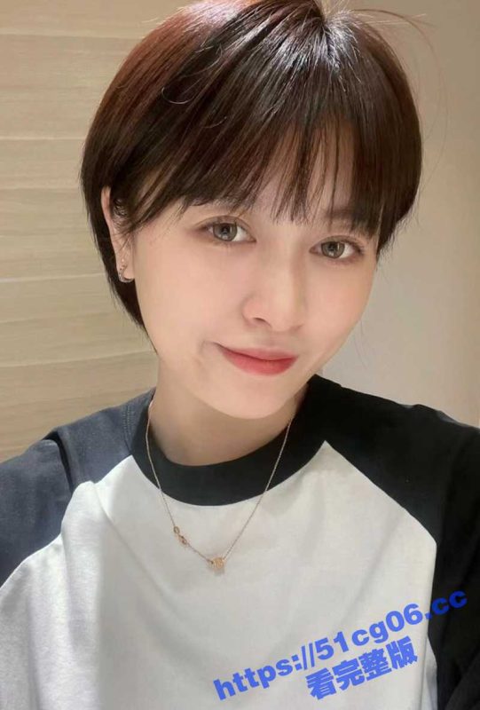 和女主管约炮开房 平时上班还挺正经 没想到开房的时候还穿了黑丝 撕烂她的黑丝就是操-51吃瓜网