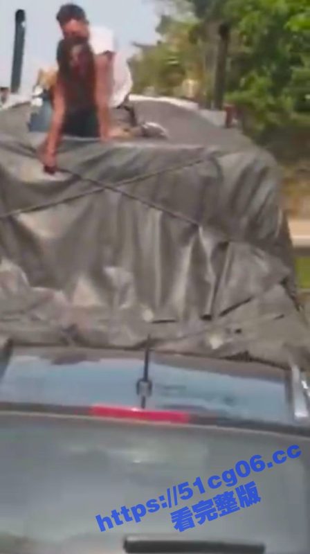 老司机稳的一匹 卡车高速行驶中都能扣起来 一脚刹车不是直接over了！-51吃瓜网