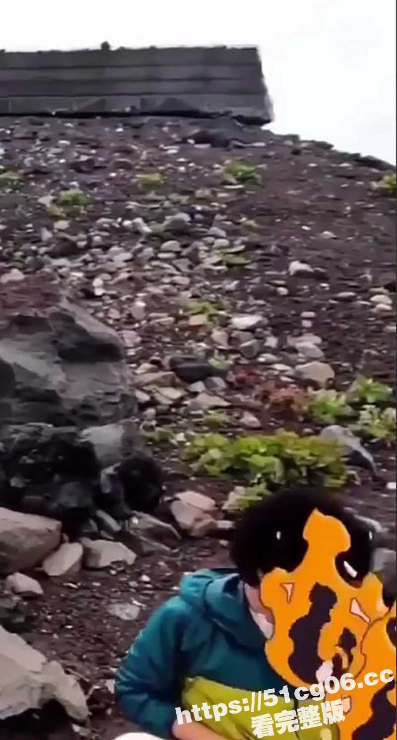 太炸裂了 中国夫妻在日本富士山打起来了 竟然是女人和丈夫 在儿子面前野战做爱遭拒绝 这么开放么？ - 51吃瓜网-51吃瓜网