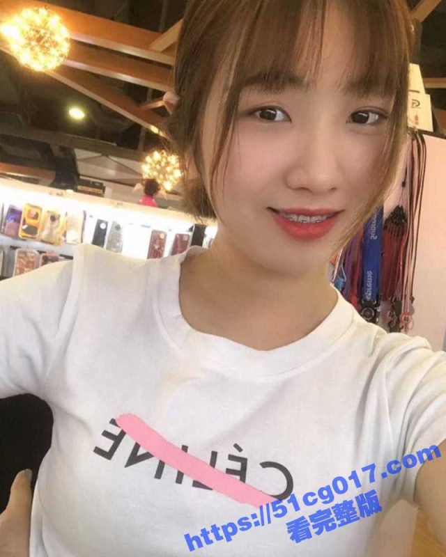 大连大四骚学姐 徐佳丽 在校外的出租屋里发情 一丝不挂的扭腰跨臀 掰逼揉奶 胸前的大灯非常的晃眼-51吃瓜网