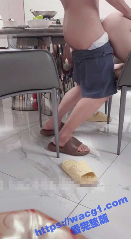 姐弟乱伦 吃饭时把大奶姐姐按在餐桌上享用美穴 从餐桌一路激情狂操到床上内射淫穴-51吃瓜网