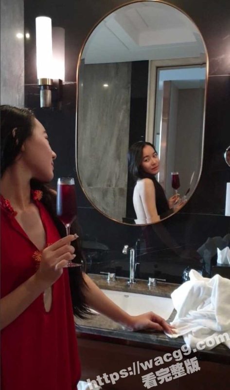 越南骚浪眼镜妹 MEly 户外露出 露脸私拍随意拿捏不在话下 其风骚程度一般人都比不了！-51吃瓜网