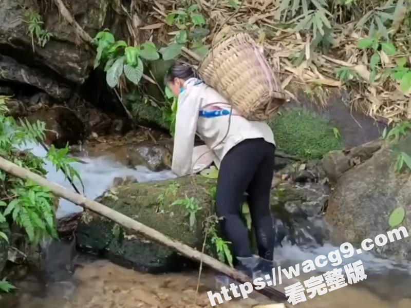 快手擦边短视频竹笋炒肉 野战竟然来的这么猝不及防 现在都拍的这么逆天了么 发现新赛道了-51吃瓜网