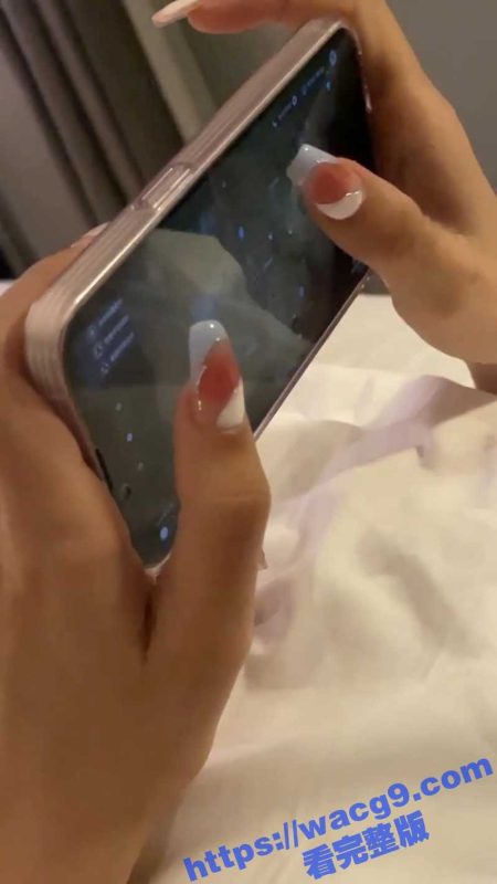 约炮清纯学生妹 身材纤细翘臀圆润的小美女 妹子还在打游戏 就迫不及待的摸奶 直接无套后入太爽了-51吃瓜网