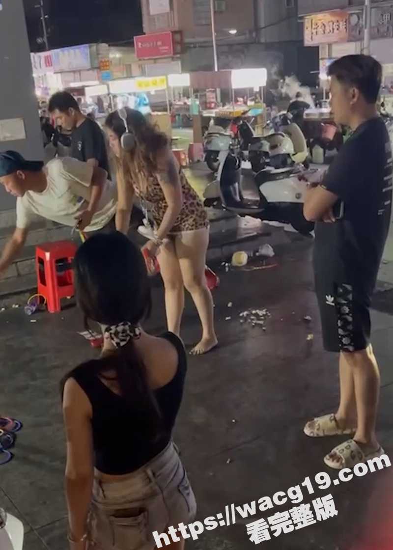 猎奇上新！淄博夜市骚娘一袒相呈！ 豹纹裙内真空出街 暴露淫荡私处和大肥臀！！！ - 51吃瓜网-51吃瓜网