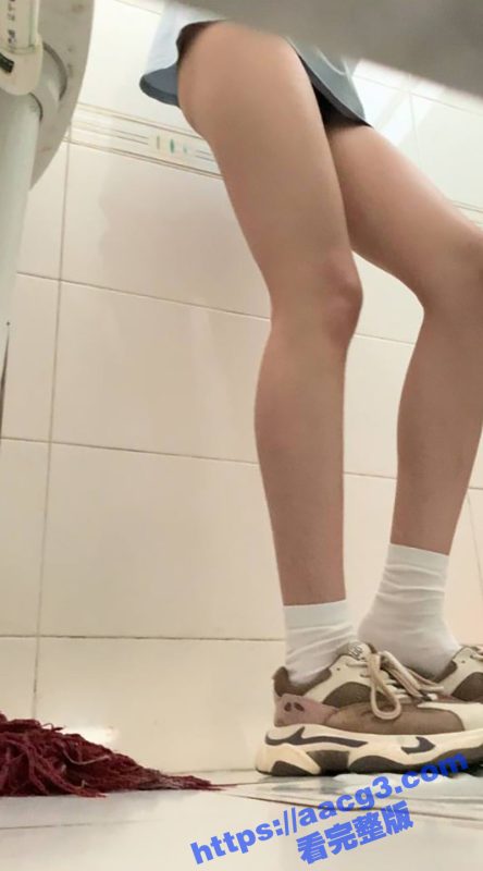 学校厕所惊现小情侣激情操逼  学生妹被后入捂嘴不敢呻吟还惨遭内射-51吃瓜网