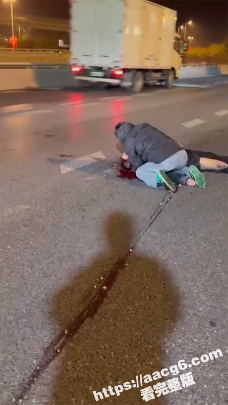 西安摩托车司机酒驾 出事故后再路中间未撤离 被后方来车撞倒碾压 发生二次事故 现场完整版视频流出-51吃瓜网