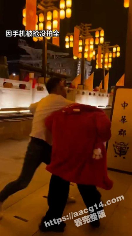 曝港囧执行制片人张宇光 在陕西疑因拍照纠纷打骂游客抢手机  事后开直播称不后悔  完整版现场画面曝光-51吃瓜网