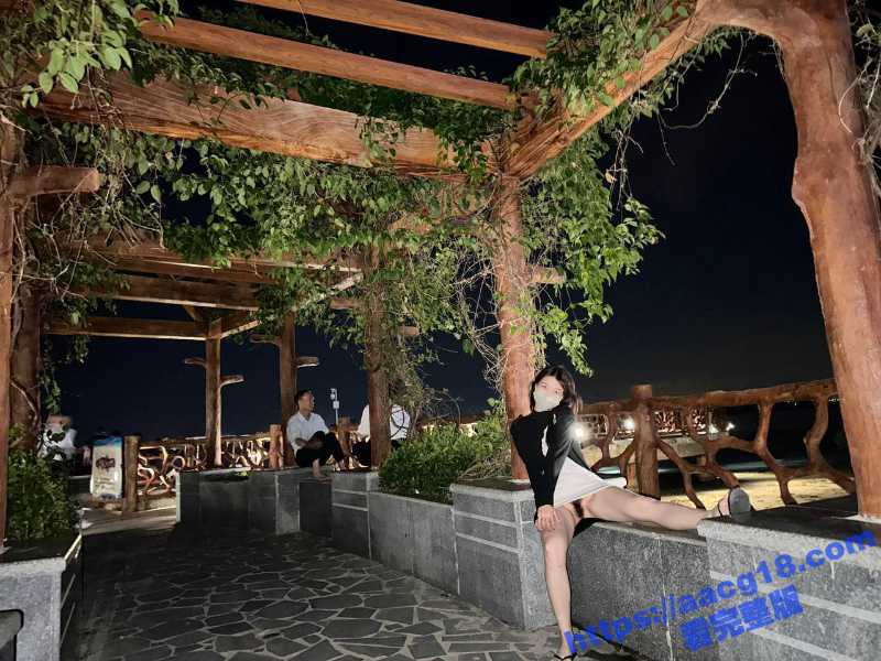 广州高颜值职业主播 公园江边露出 母狗爬行调教 跪地深情口交舔屌 十分的反差-51吃瓜网