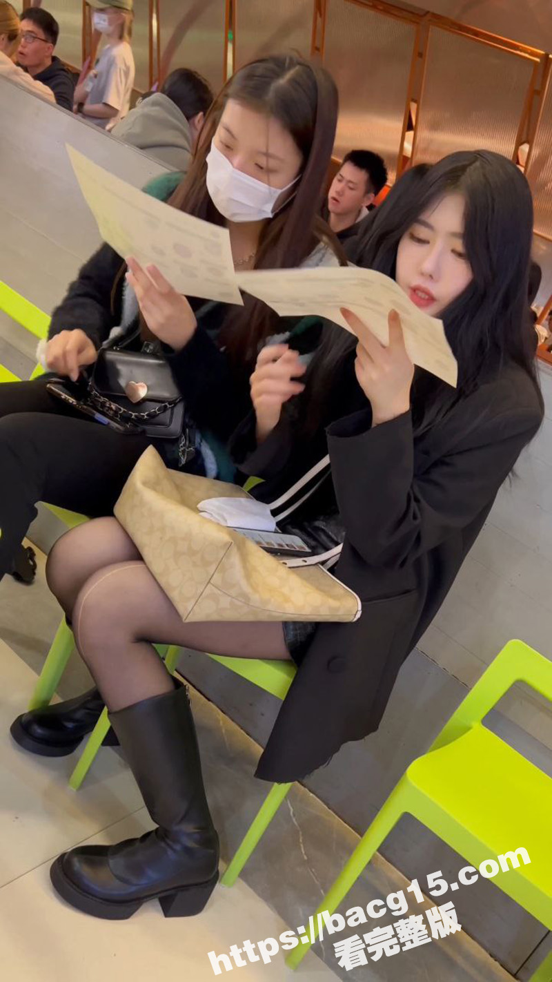 抄底大神商场偷拍 长筒靴黑丝女神 洛丽塔JK裙学妹 各种裙底风光 这丁字裤也太骚了! - 51吃瓜网-51吃瓜网