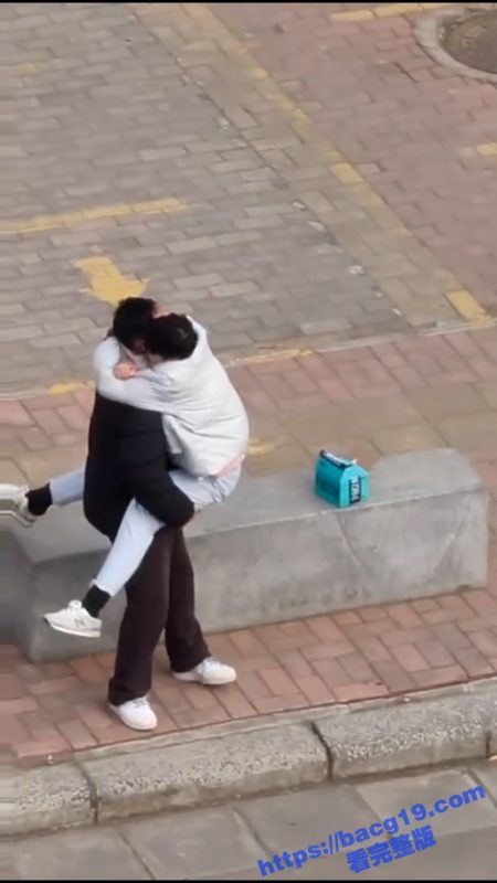 河南交通大学基佬热瓜 大白天就在学校操场激吻 还抱着转圈圈！-51吃瓜网