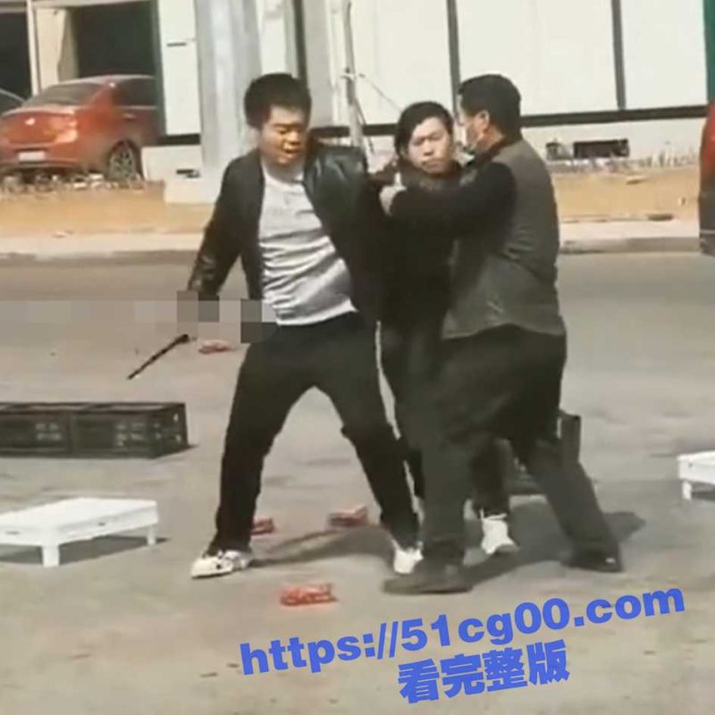 街头开车撞人！河北唐山开雷克萨斯的欺负摊贩父子，最后被父子开车撞倒反杀-51吃瓜网